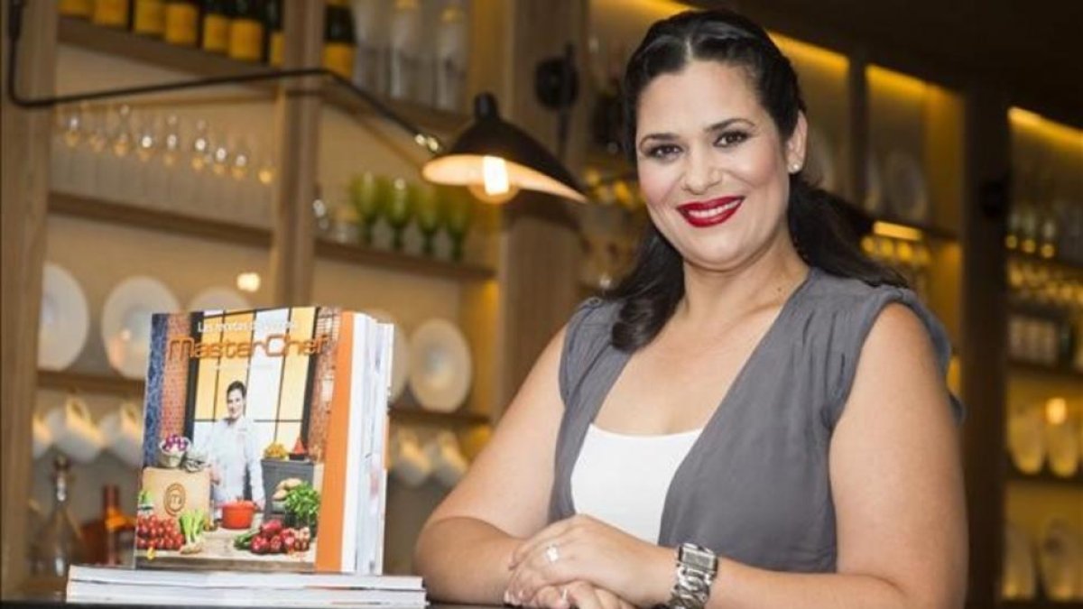 Virginia Naranjo, ganadora de 'Masterchef 4', con su libro de recetas.-GTRES