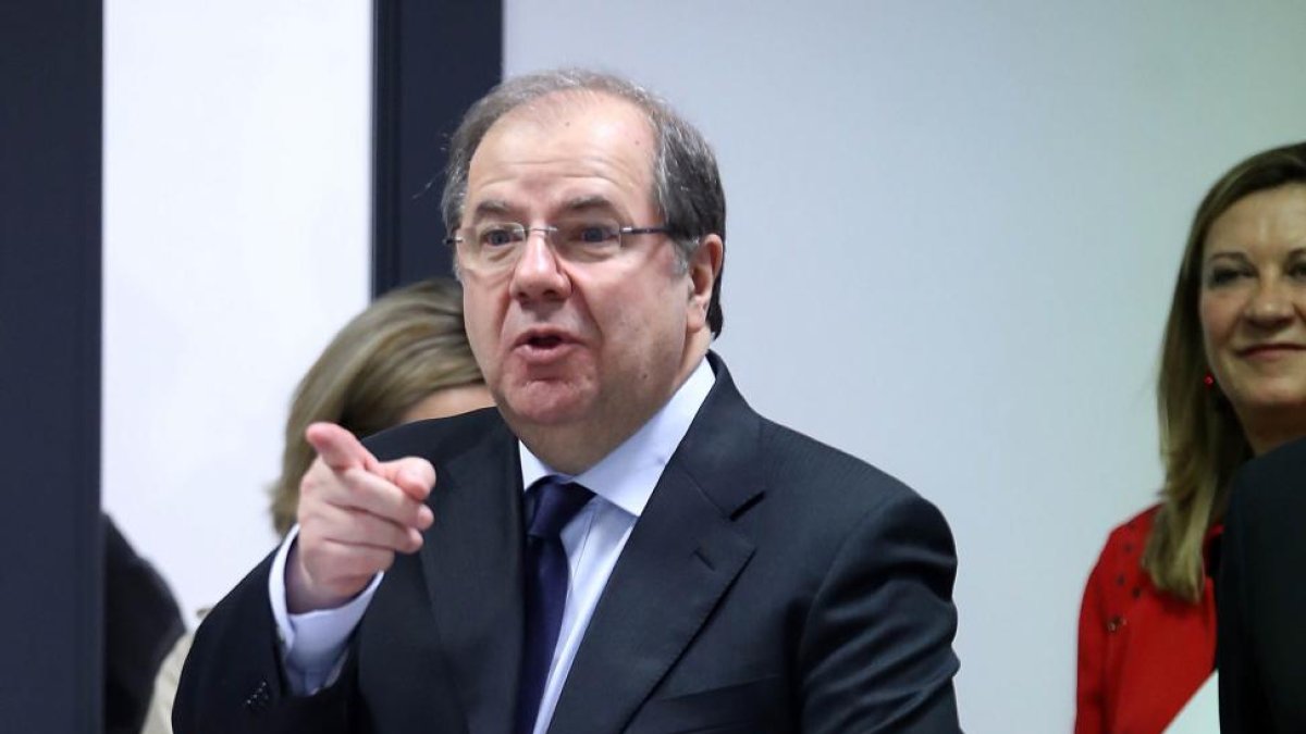 El presidente de la Junta de Castilla y León, Juan Vicente Herrera, visita la empresa Cognizant junto a la consejera de Hacienda, Pilar del Olmo.-ICAL