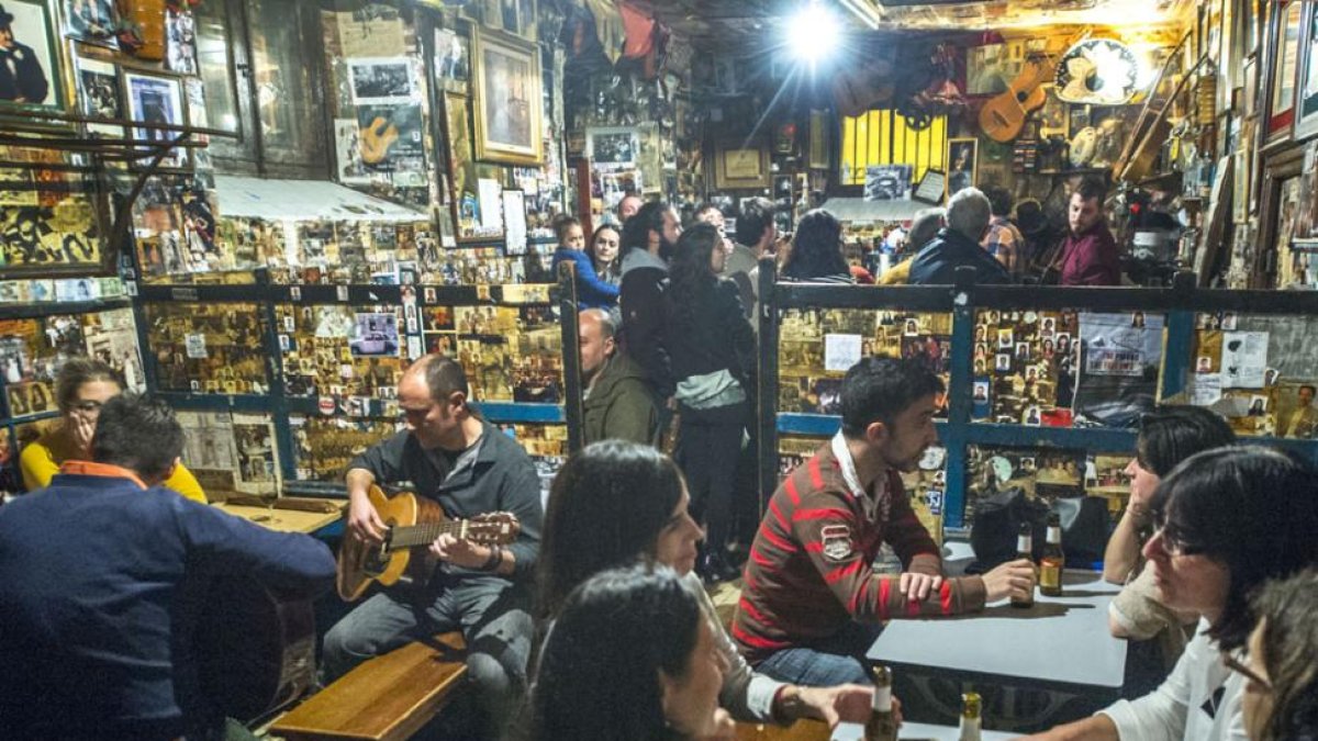 Un momento, ayer, de la última tarde en el bar Patillas con decenas de fieles.-ISRAEL L. MURILLO
