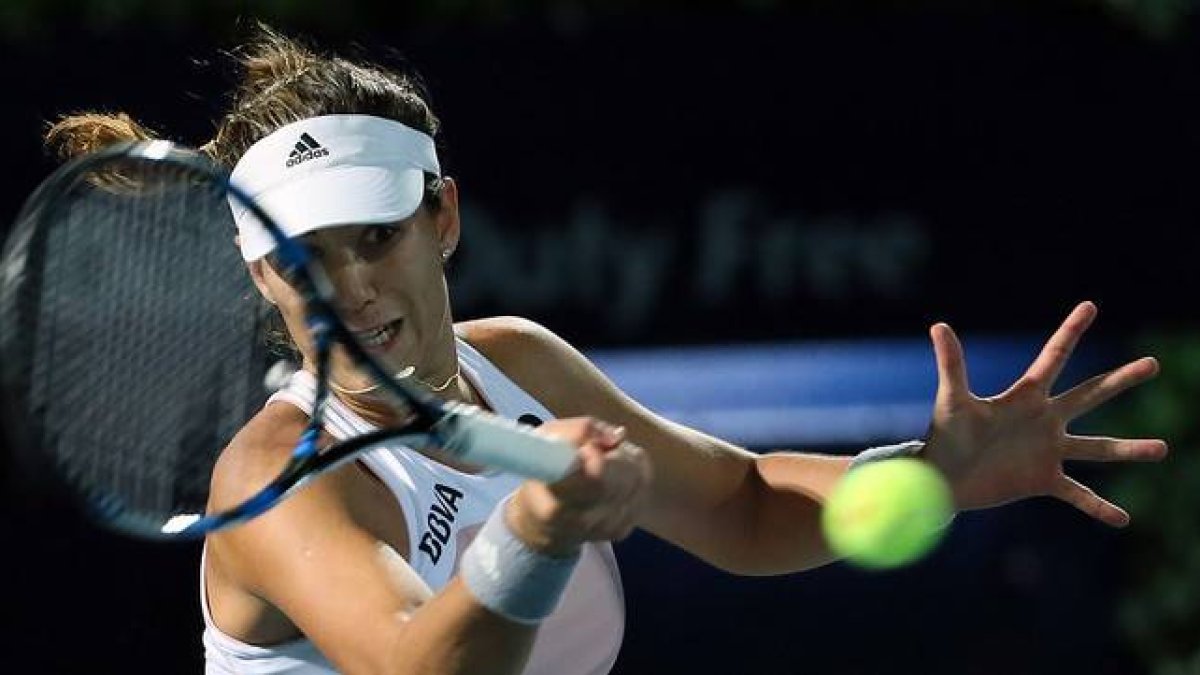 Garbiñe Muguruza devuelve una pelota a Carla Suárez, durante los cuartos de final del torneo de Dubái.-Foto: AFP