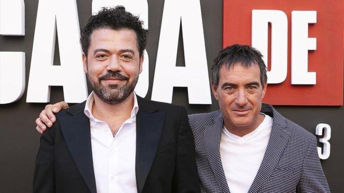Jesús Colmenar y Álex Pina, director y creador de la serie ’La casa de papel’.-PABLO CUADRA