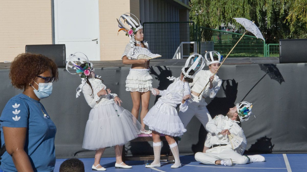 Imagen de la actuación de ayer de la compañía Cal y Canto en el colegio Fernando de Rojas. ISRAEL L. MURILLO
