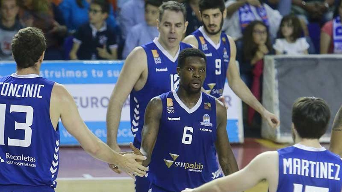 Varios jugadores del San Pablo Inmobiliaria se felicitan tras una jugada positiva ante el Palencia.-RAÚL G. OCHOA