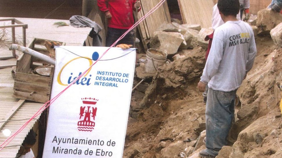 En el muro de contención del cerro de Nueva Esperanza se alza una placa con el escudo del Ayuntamiento de Miranda.-ECB