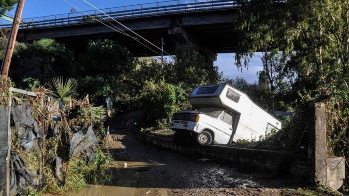 Autocaravana volcada en Casteldaccia, cerca de Palermo (Sicilia), donde fallecieron siete miembros de dos familias.-AFP / ALESSANDRO FUCARINI