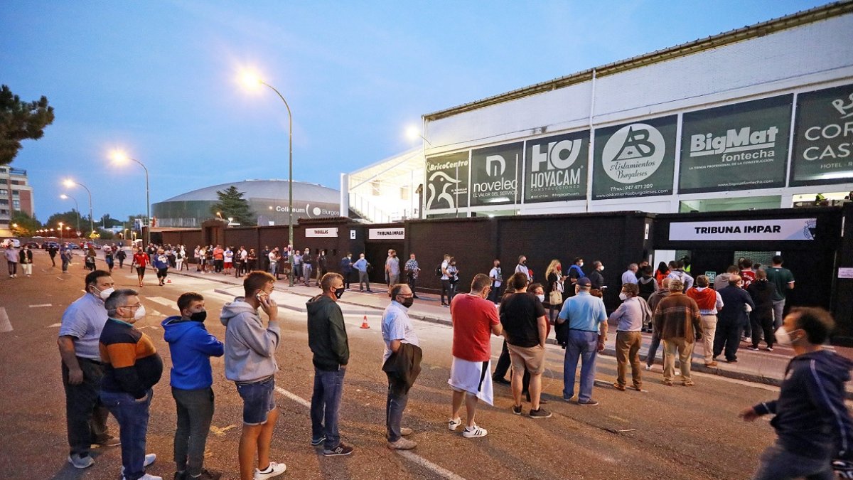 Aficionados haciendo cola para comprar sus entradas para un partido en El Plantío. ECB