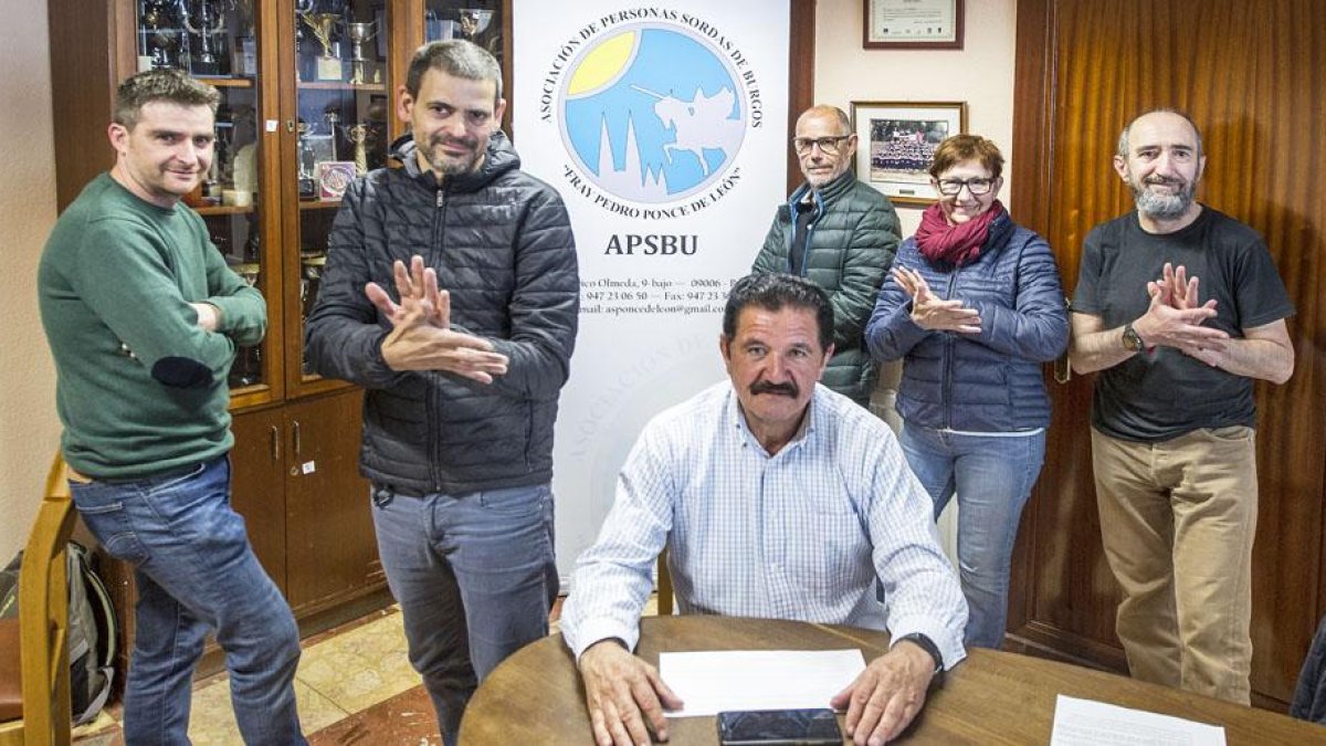Miembros de la Junta Directiva de APSBU en la sede de la asociación.-ISRAEL L. MURILLO