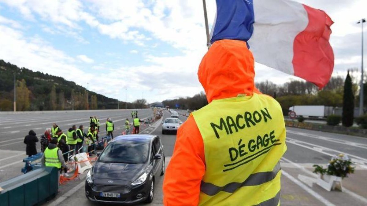 Chalecos amarillos protestan en una autopista francesa.-AFP / SYLVAIN THOMAS