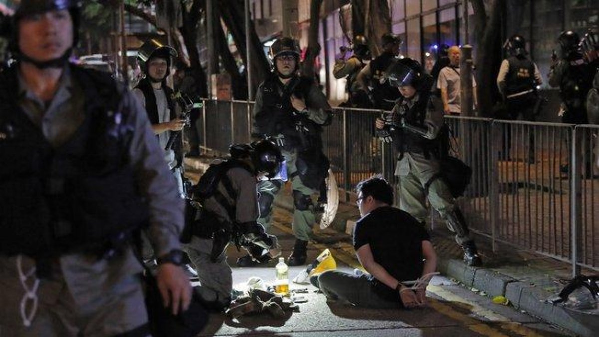 La policía de Hong Kong detiene a manifestantes.-AP