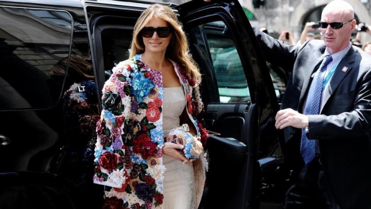 Melania Trump luce su abrigo Dolce&Gabanna de 46.000 dólares en Sicilia.-STRINGER