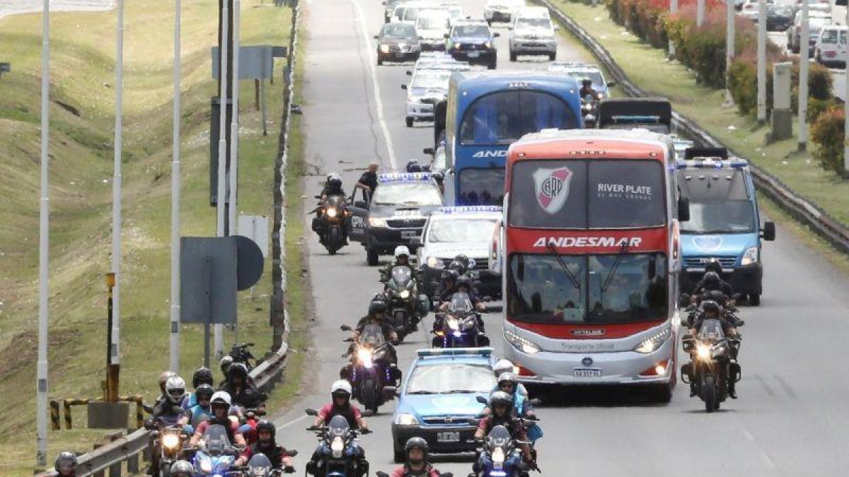 El autobús de River, escoltado, camino al aeropuerto para viajar a Madrid.-EFE