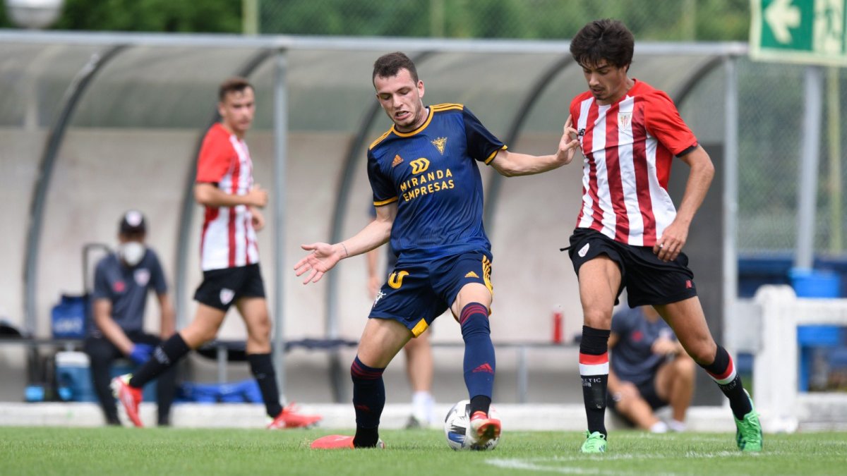 Iñigo Vicente pugna con un rival. TWITTER / @ATHLETICCLUB