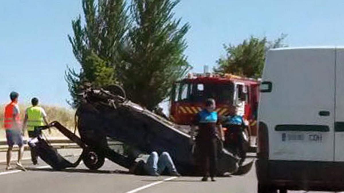 Uno de los coches en el accidente de Villatoro volcó a causa del impacto.-ECB