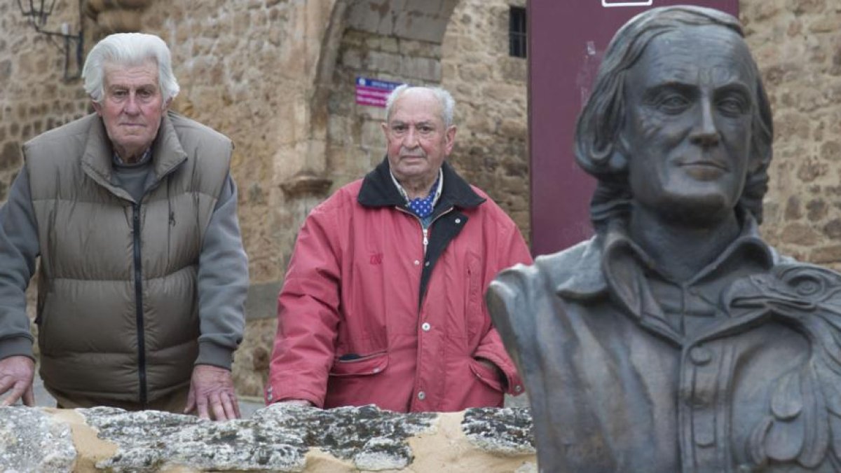 Antonio (izq.) y Poli (dch.) junto a la figura del naturalista pozano del monumento dedicado a Félix en su villa natal.-FOTOS: ICAL