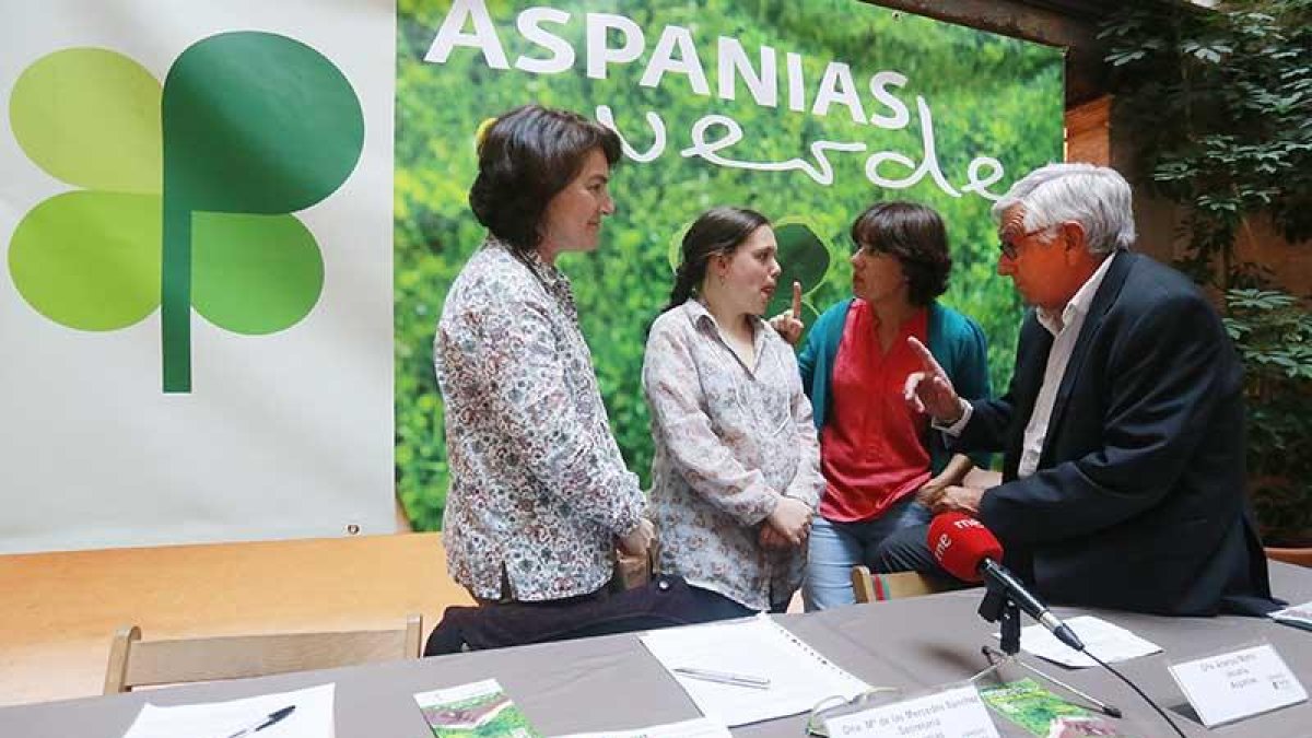 Mercedes Sánchez, Arancha y su monitora y José María Ibáñez presentaron la nueva campaña de Aspanias.-RAÚL OCHOA