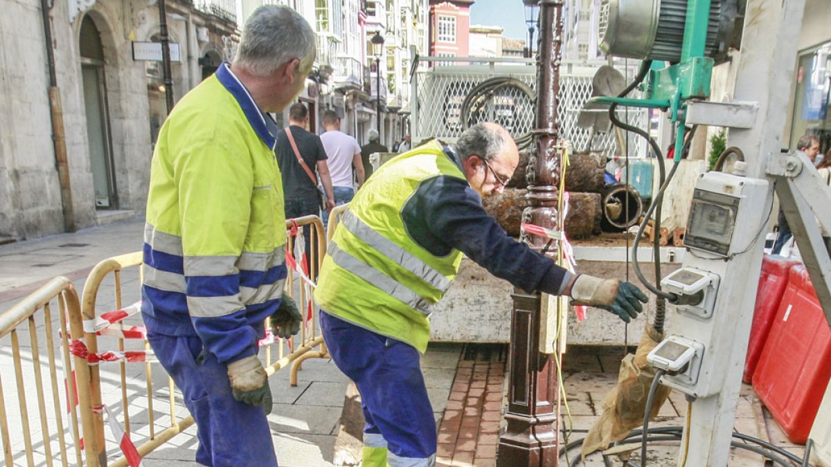 Unos operarios trabajan en una obra de la red de aguas de la capital burgalesa.