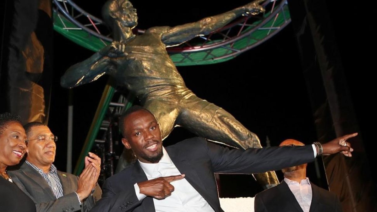 Usain Bolt, delante de su estatua en Kingston.-/ REUTERS / GILBERT BELLAMY