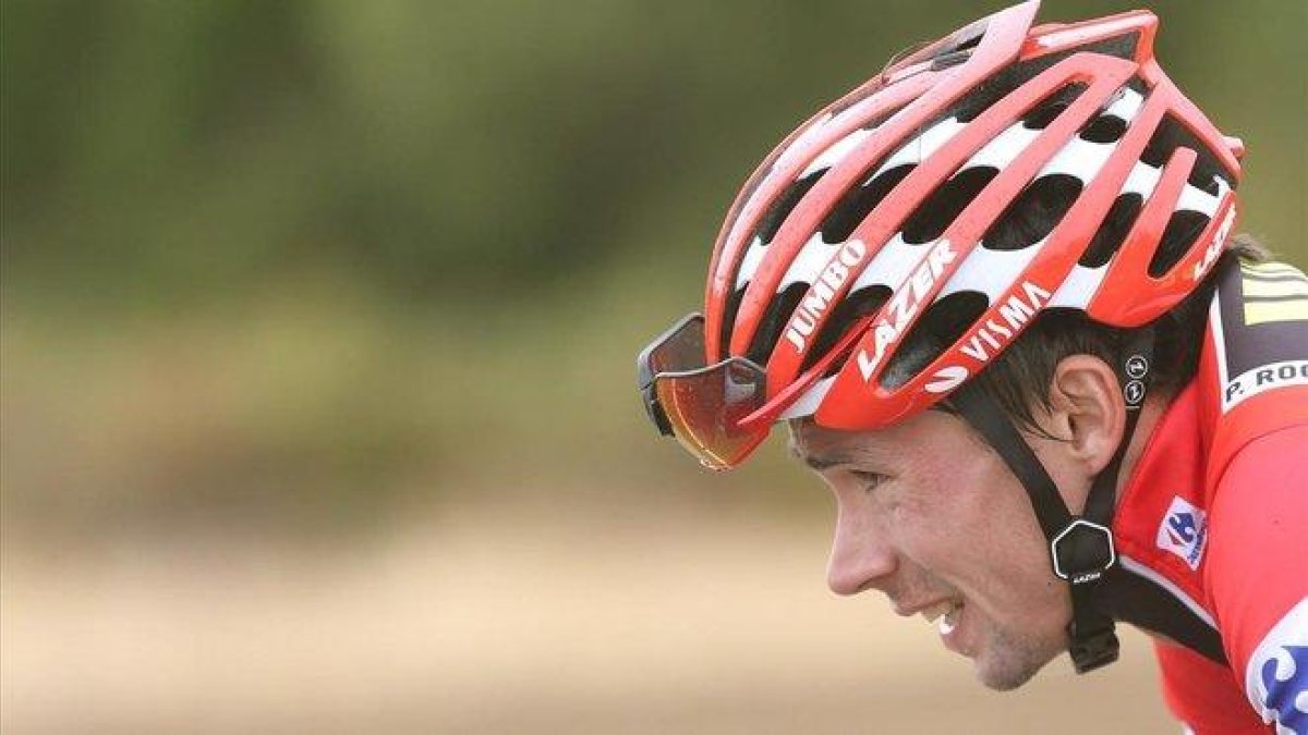 Primoz Roglic, con el jersey de líder.-EFE / JAVIER LIZON