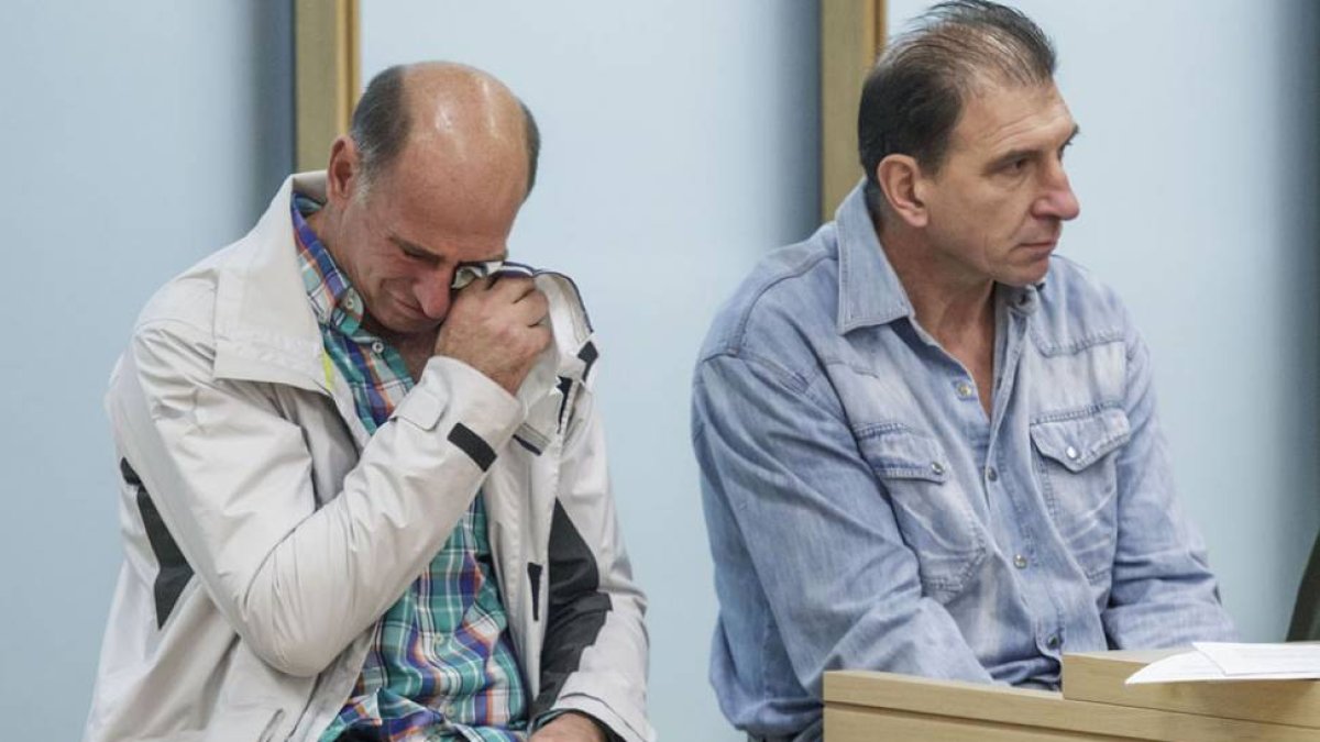 José Ángel, emocionado tras conocer el veredicto, junto a su hermano Doroteo.-Santi Otero