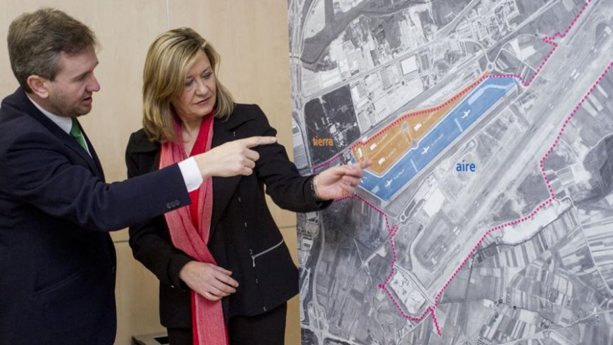 El alcalde, Javier Lacalle, muestra a la consejera, Pilar del Olmo, el plano en el que se recogen los detalles de la urbanización.-SANTI OTERO