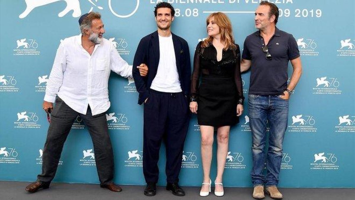 El productor Luca Barbareschi y los actores Louis Garrel, Emmanuelle Seigner y Jean Dujardin, en la presentación de ’El oficial y el espía’, en venecia, este viernes.-EFE / ETTORE FERRARI