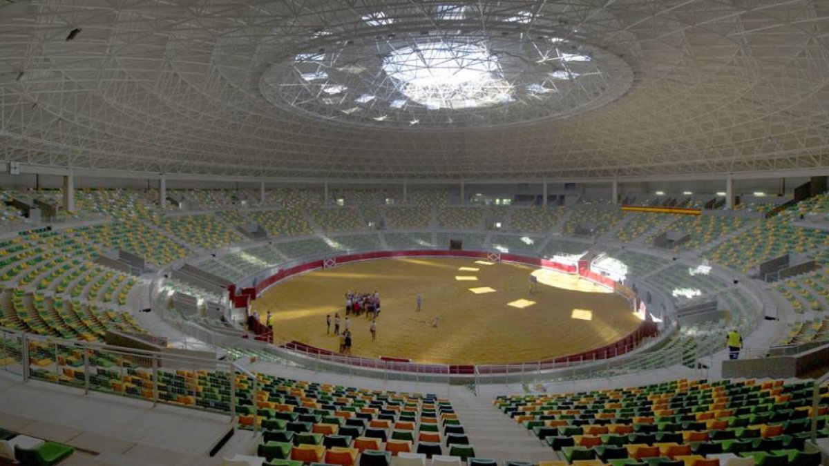 Vista general del interior del multiusos habilitado como plaza de toros para recibir la feria taurina de las Fiestas de San Pedro y San Pablo 2015.-ISRAEL L. MURILLO