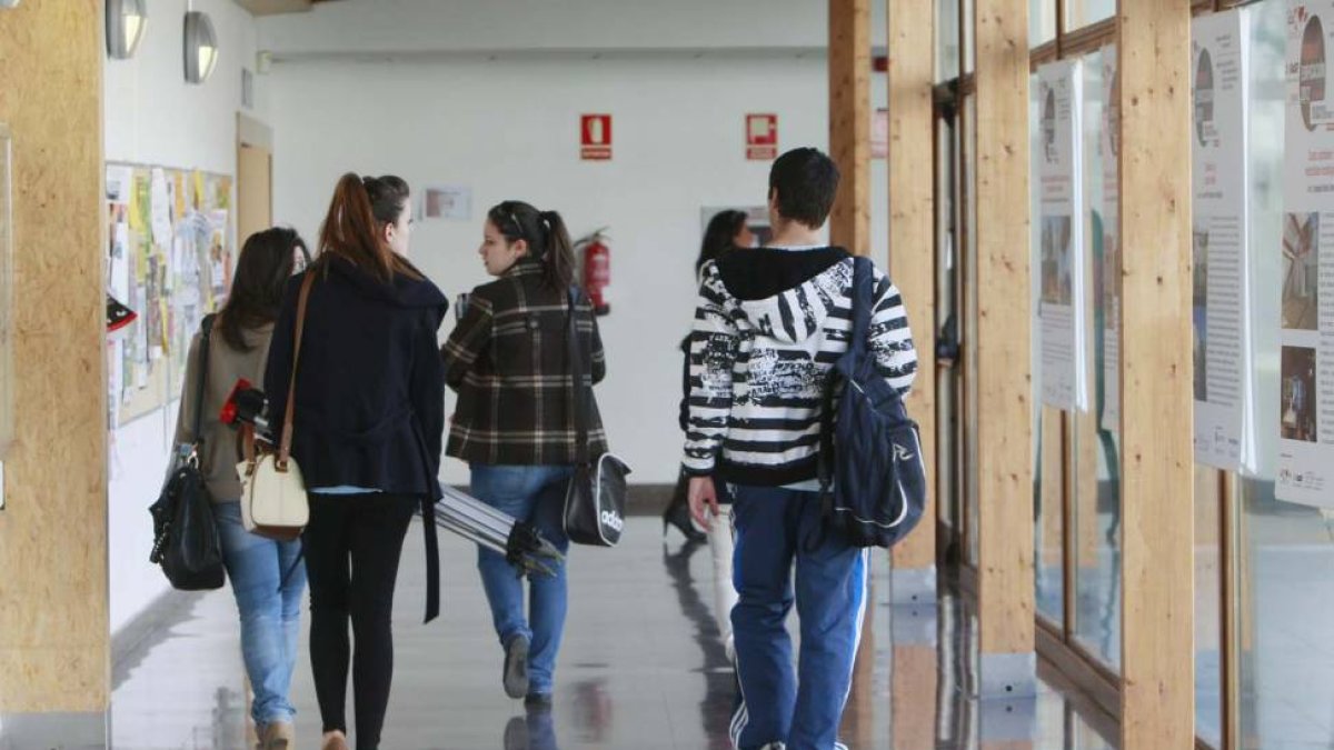 Alumnos de la universidad caminan por uno de los pasillo de la Politécnica-ISRAEL L. MURILLO
