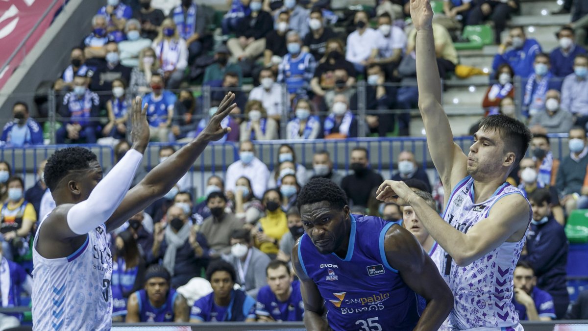 Nnoko se hace un sitio en la zona. SANTIOTERO