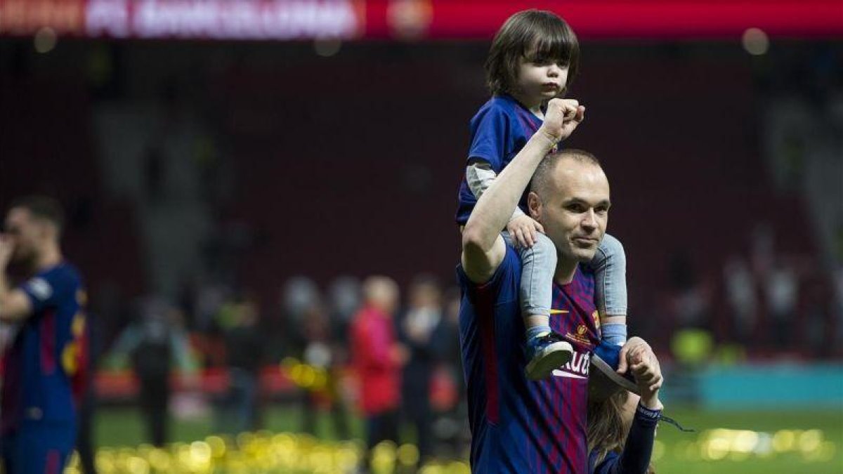 Iniesta a la cabeza del equipo azulgrana dando la vuelta de honor tras la consecución de la Copa del Rey al imponerse en  la final de la copa al Sevilla-JORDI COTRINA
