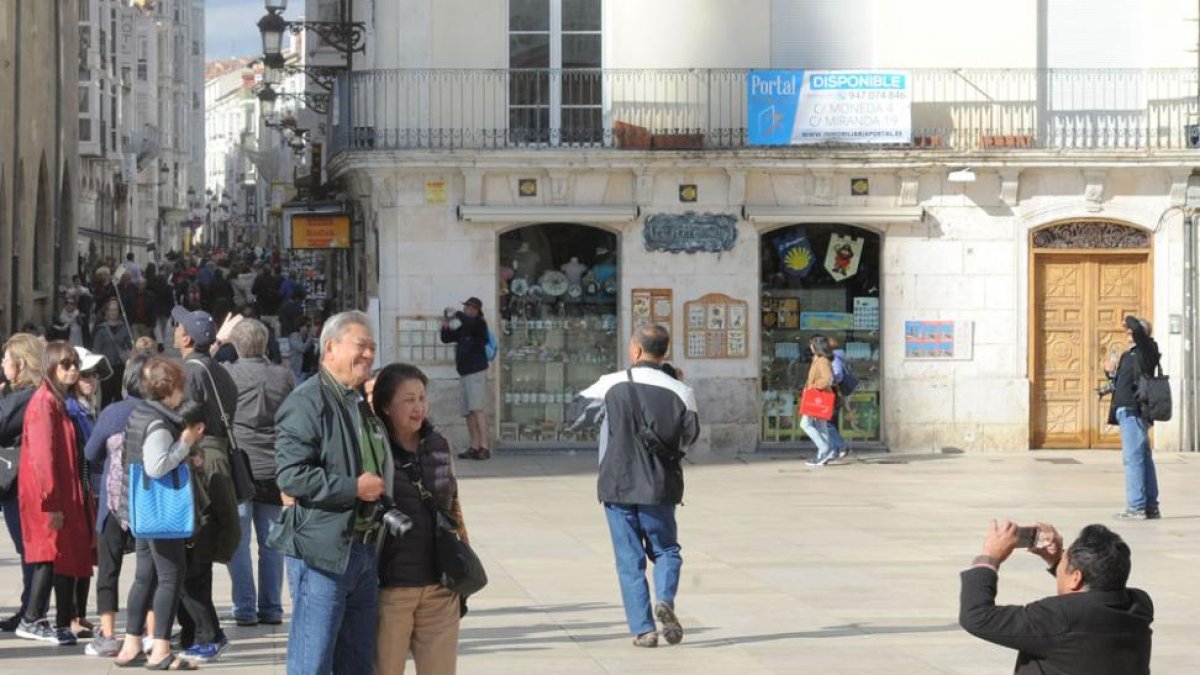 Unos turistas se fotografían en la plaza del Rey San Fernando.-ISRAEL L. MURILLO