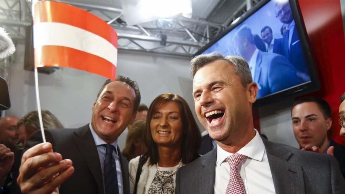 El candidato presidencial, Norbert Hofer (a la derecha), y el líder del FPO, Heinz-Christian Strache, celebran la victoria en la primera vuelta.-REUTERS / HEINZ-PETER BADER