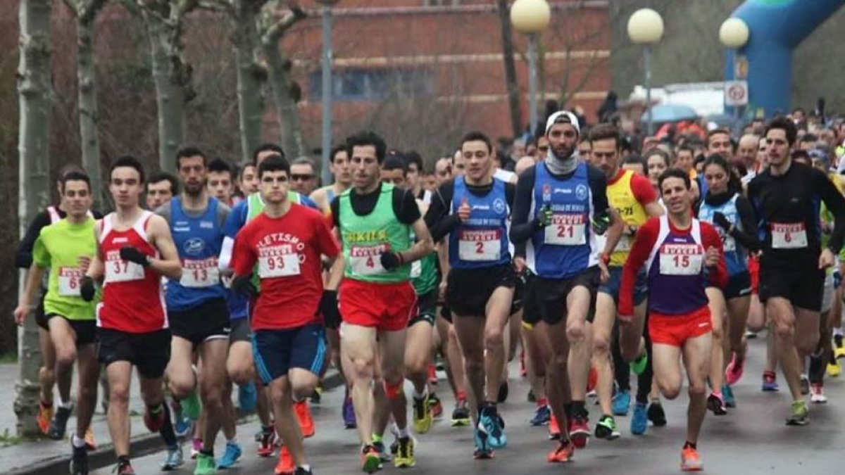 Un momento de la salida de la carrera absoluta del año pasado en Villasana de Mena-ECB