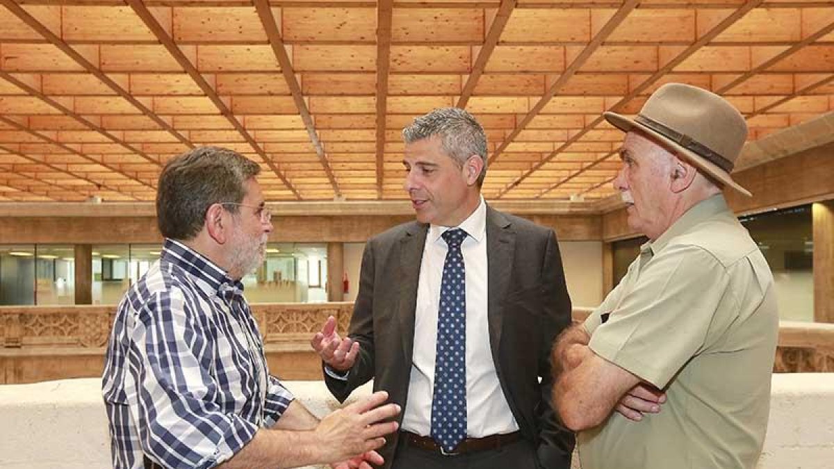 Gutiérrez, Benhamou y Carbonell, antes de la presentación.-RAÚL G. OCHOA