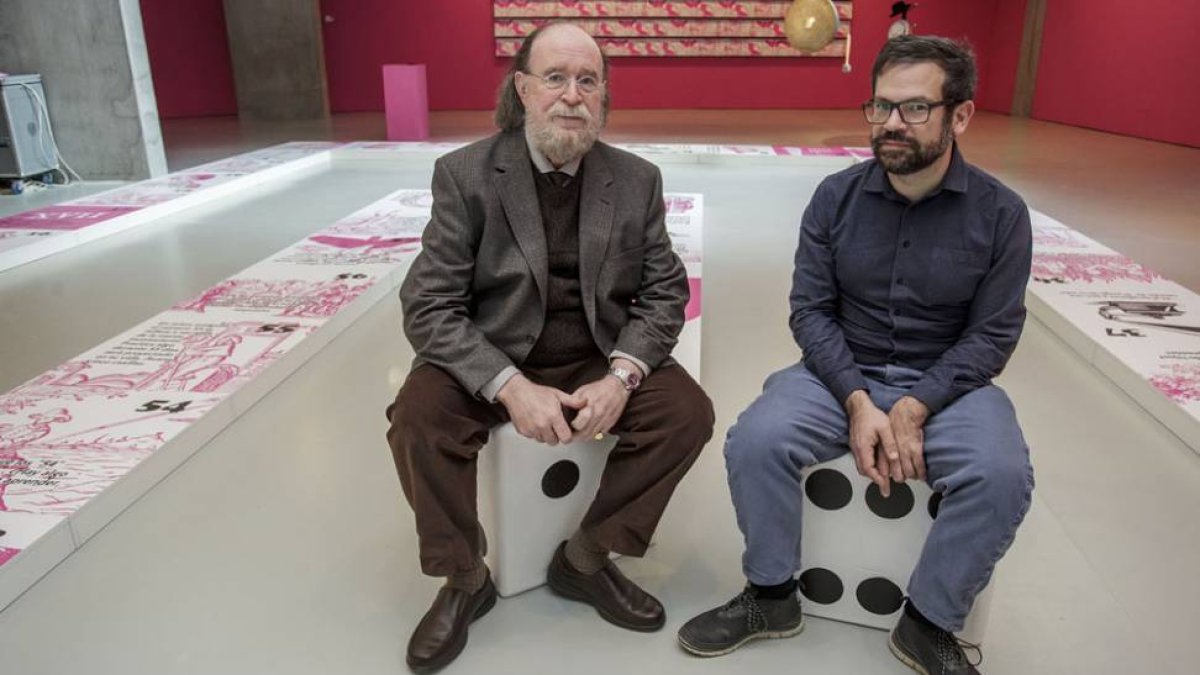 Joaquín Díaz (i.) y Pedro Reyes, sobre los dados gigantes de ‘El juego de la vida’.-Santi Otero