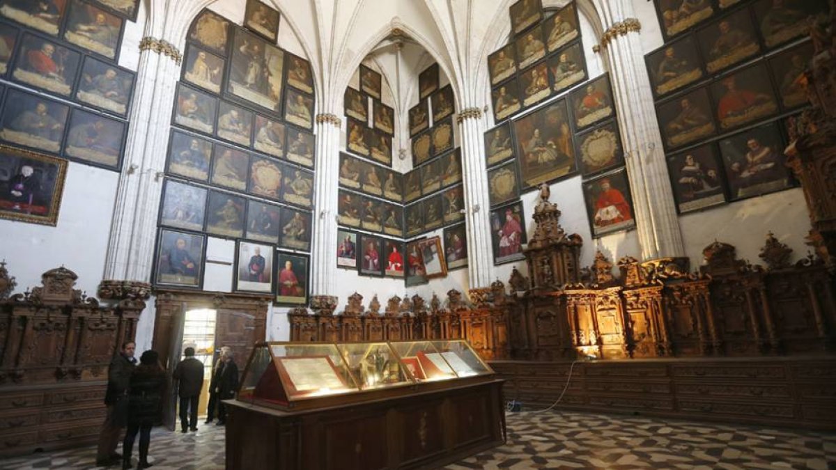 La capilla de Santa Catalina con la cuadreria de retratos de los obispos de la ciudad-Raúl G Ochoa