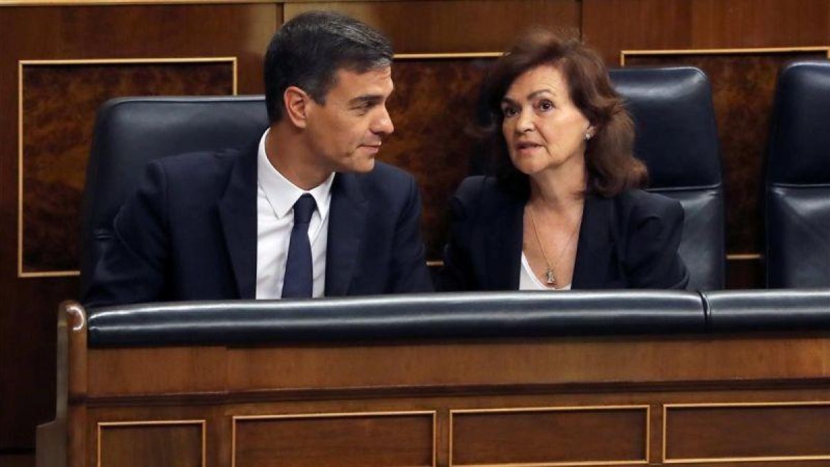 El presidente del Gobierno, Pedro Sánchez, acompañado de la vicepresidenta Carmen Calvo.-BALLESTEROS (EFE)