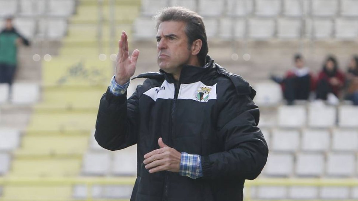Gonzalo Arconada da instrucciones a su jugadores durante un encuentro disputado en El Plantío.-RAÚL G. OCHOA