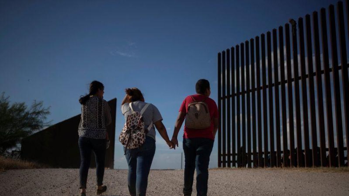 La cadena estadounidense Fox también reveló que el ICE liberó a más de 500 inmigrantes en Texas y Nuevo México para evitar que estas familias superaran el tiempo de detención.-REUTERS
