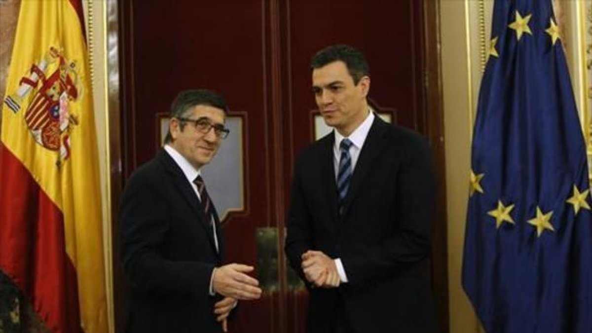 El presidente del Congreso, Patxi López, y el secretario general del PSOE, Pedro Sánchez, ayer.-JUAN MANUEL PRATS