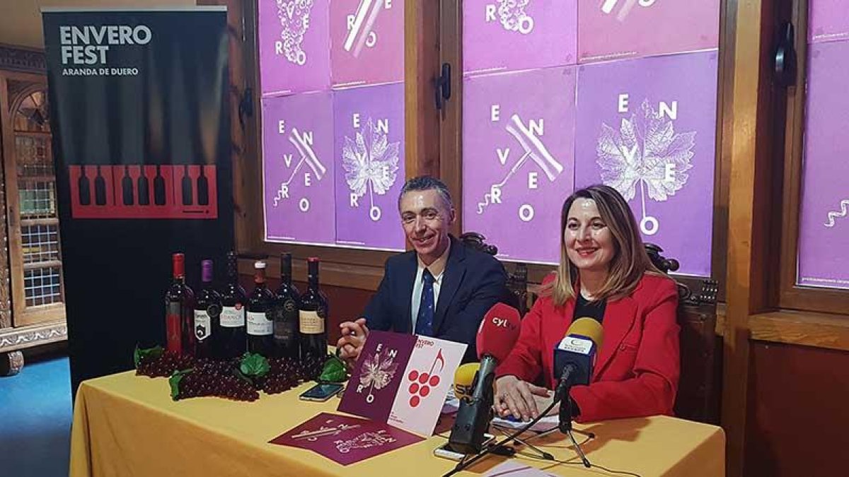 En la imagen, la concejala Celia Bombín junto a Miguel Ángel Gayubo.-L. V.