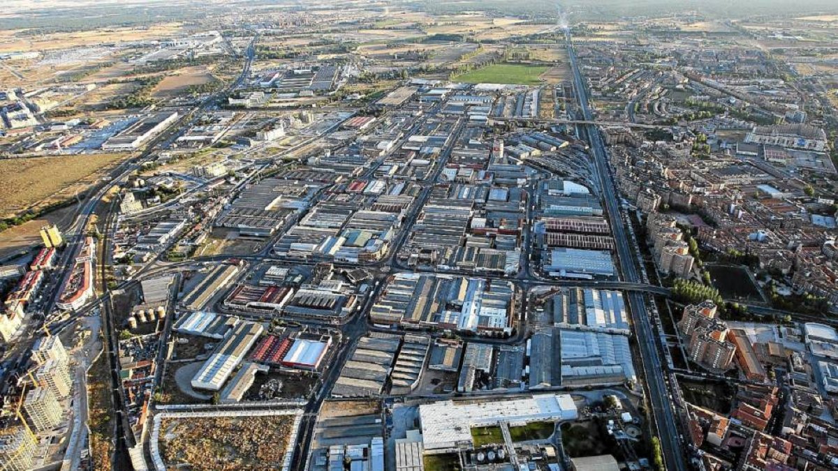 Un incendio destruye dos naves industriales , una dedicada a espumas de colchones y otra a la fabricación rótulos luminosos, también ha quedado destrozado parte de un tanatorio contiguo.-Ical