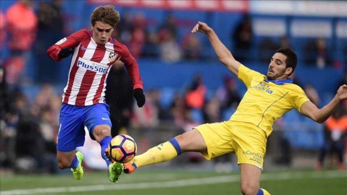 Griezmann avanza con el balón con la oposición de Bigas.-AFP / JAVIER SORIANO