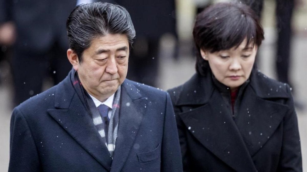 El primer ministro japonés, Shinzo Abe, y su esposa, Akie Abe, juntos en un acto en Lituania en enero del 2018-LIUSJENAS KULBIS (AP)