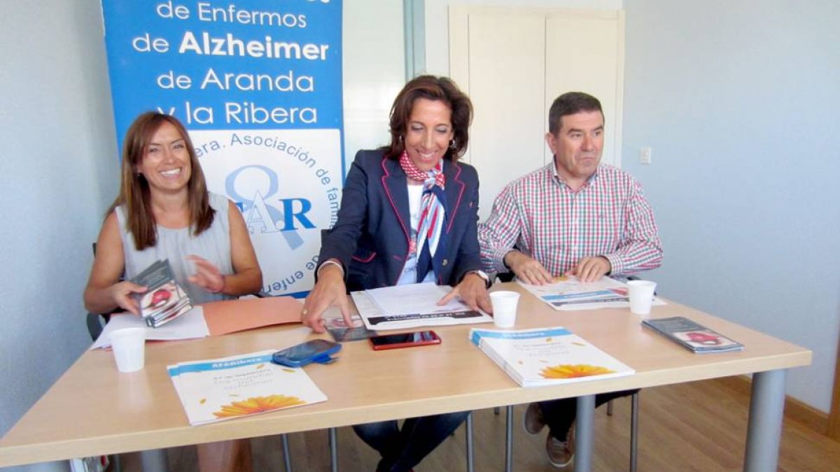 La presidenta, Ana Isabel Andrés, junto a la directora, Gema Arranz, y el tesorero, José Luis Cob.-L. V.