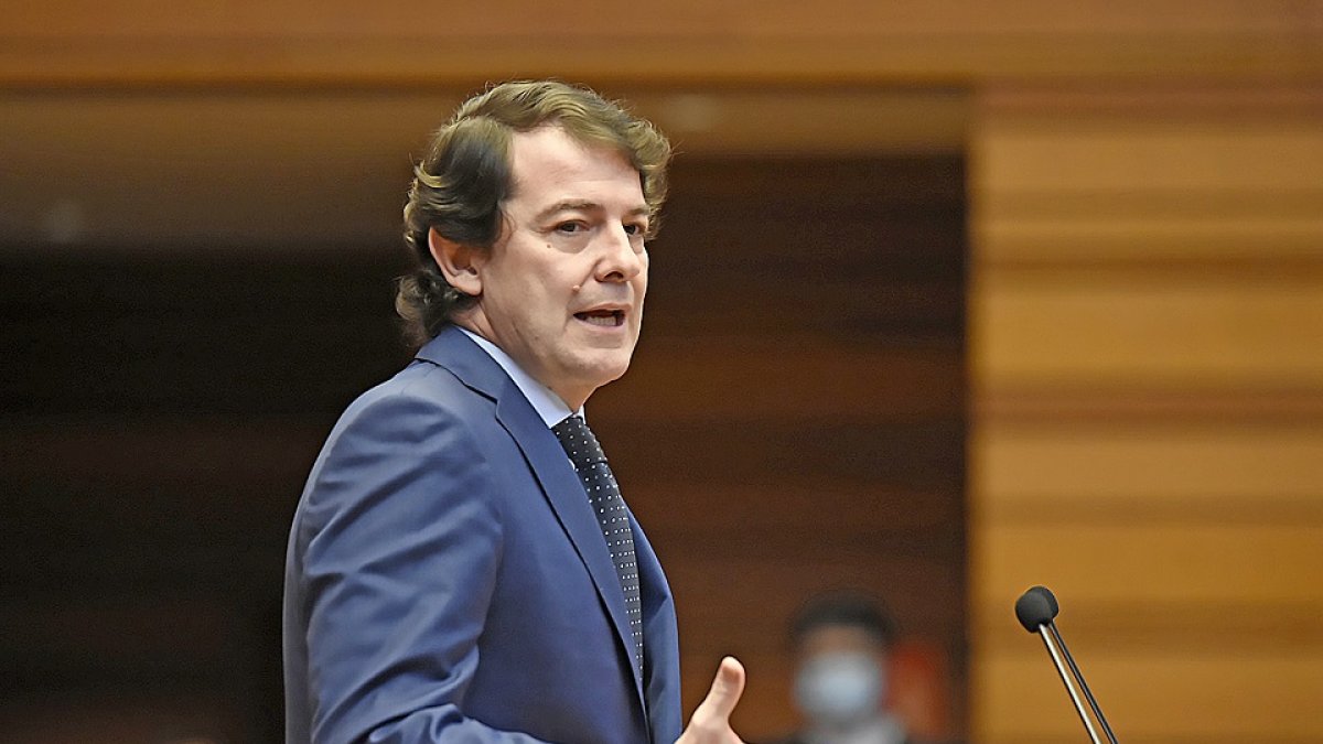 El presidente de la Junta de Castilla y León, Alfonso Fernández Mañueco, durante su comparecencia a petición propia en las Cortes. ICAL