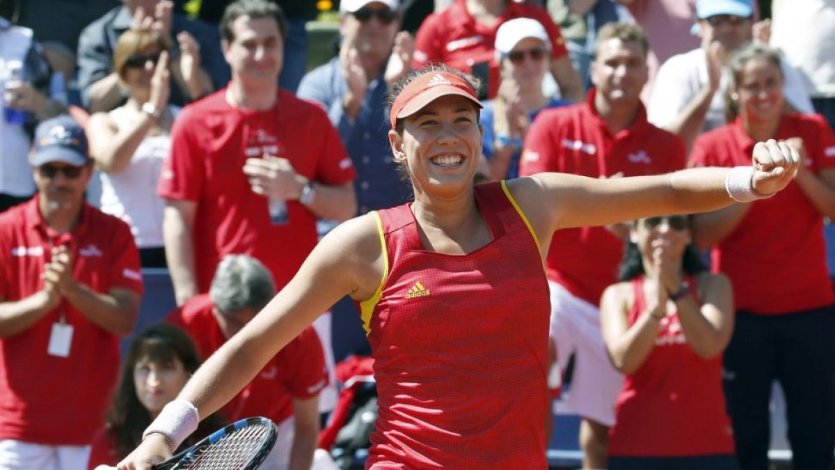 La tenista española Garbiñe Muguruza, eufórica, tras vencer por 7-6 (4) y 6-0 a la italiana Francesca Schiavone.-EFE