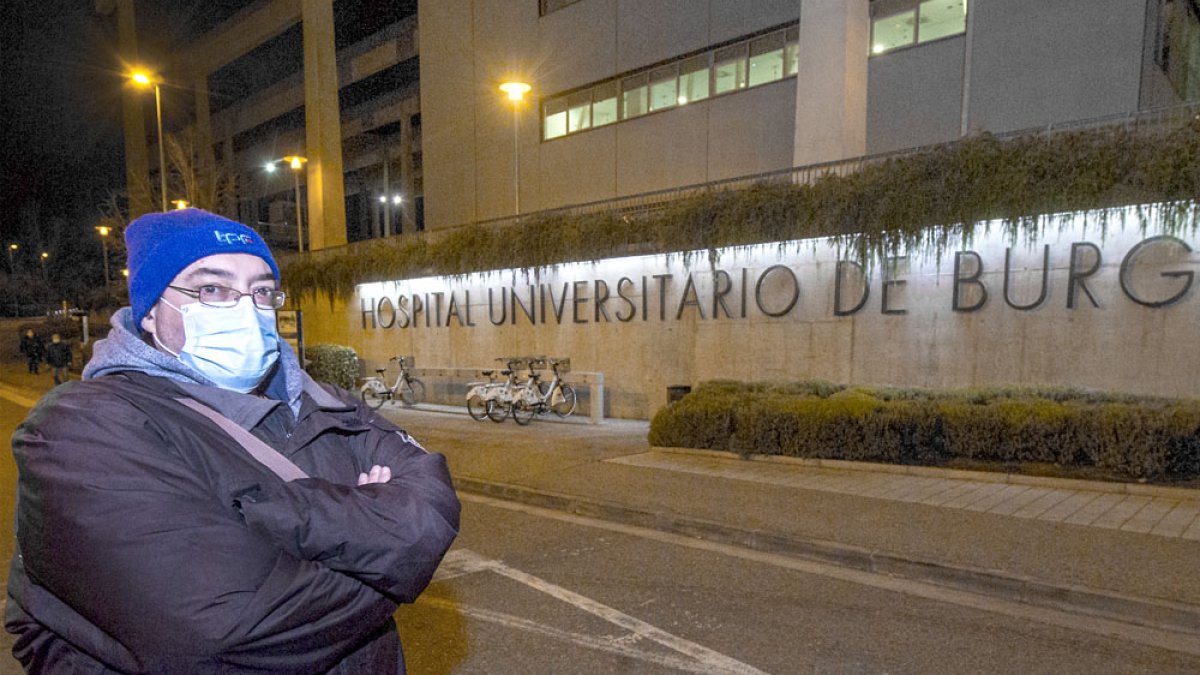 Roberto Carlos Díez, a las puertas del HUBU. ISRAEL L. MURILLO