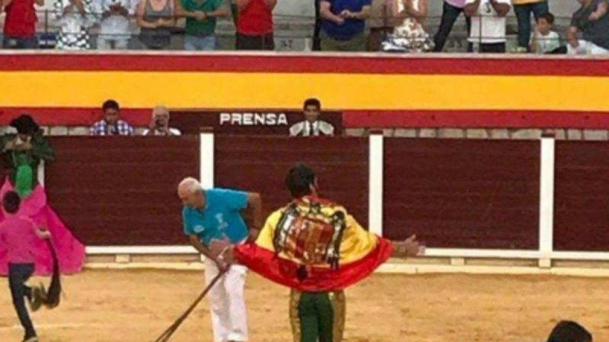 El torero Juan José Padilla paseando una bandera franquista en la plaza de Villacarrillo (Jaén).-TWITTER