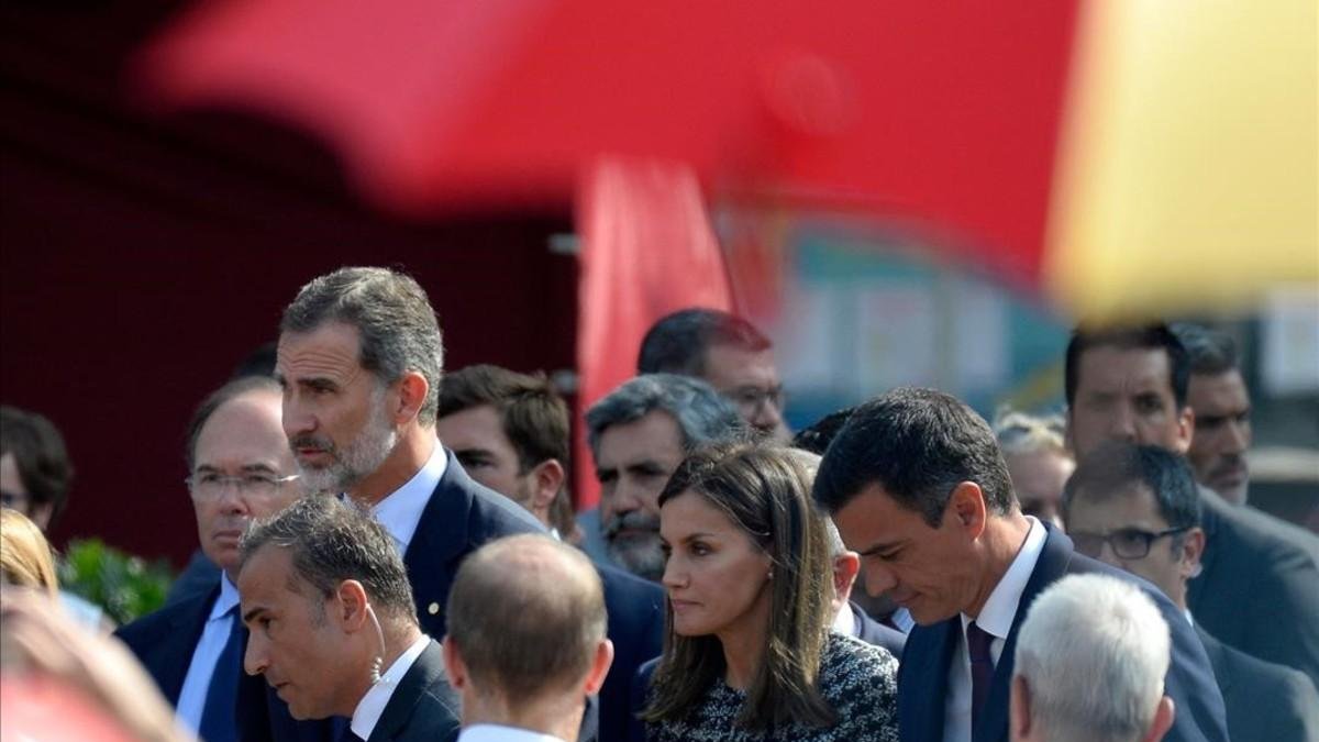 Los Reyes y Pedro Sánchez en los actos de homenaje del primer aniversario de los atentados del 17-A.-AFP