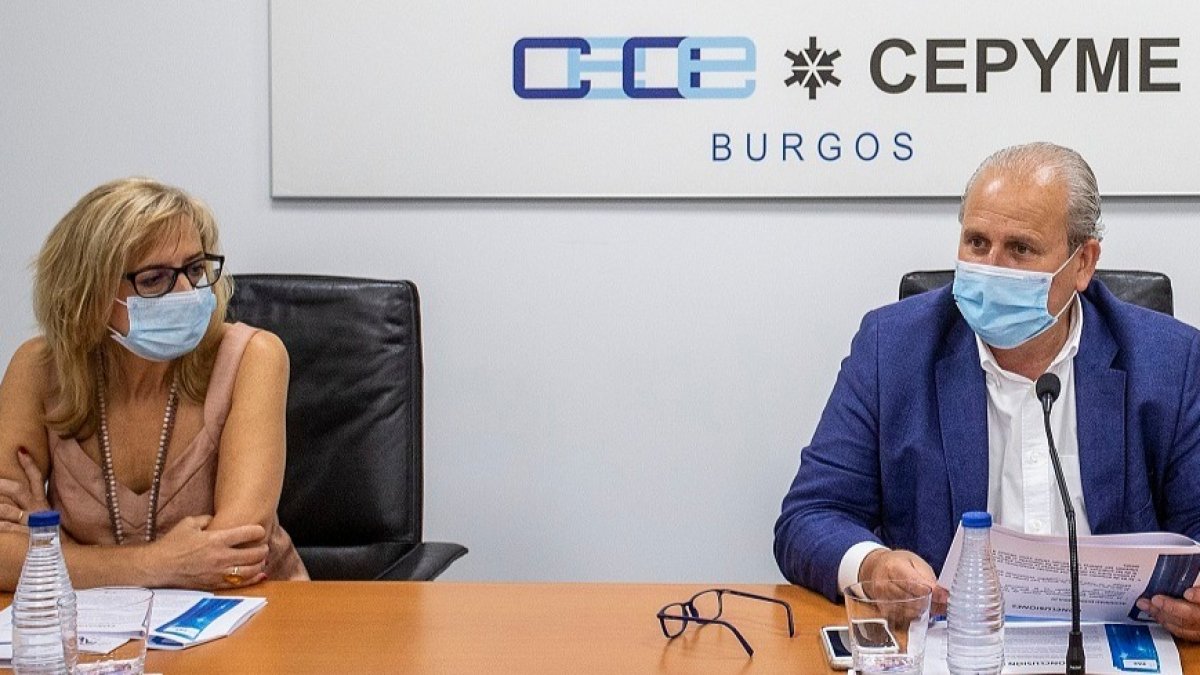 La secretaria general, Emiliana Molero, y el tesorero, Ignacio San Millán, durante la presentación de uno de los informes de FAE. SANTI OTERO